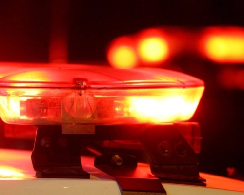 Mulher incendeia carro, ameaça o dono e quebra o braço após tentar fugir